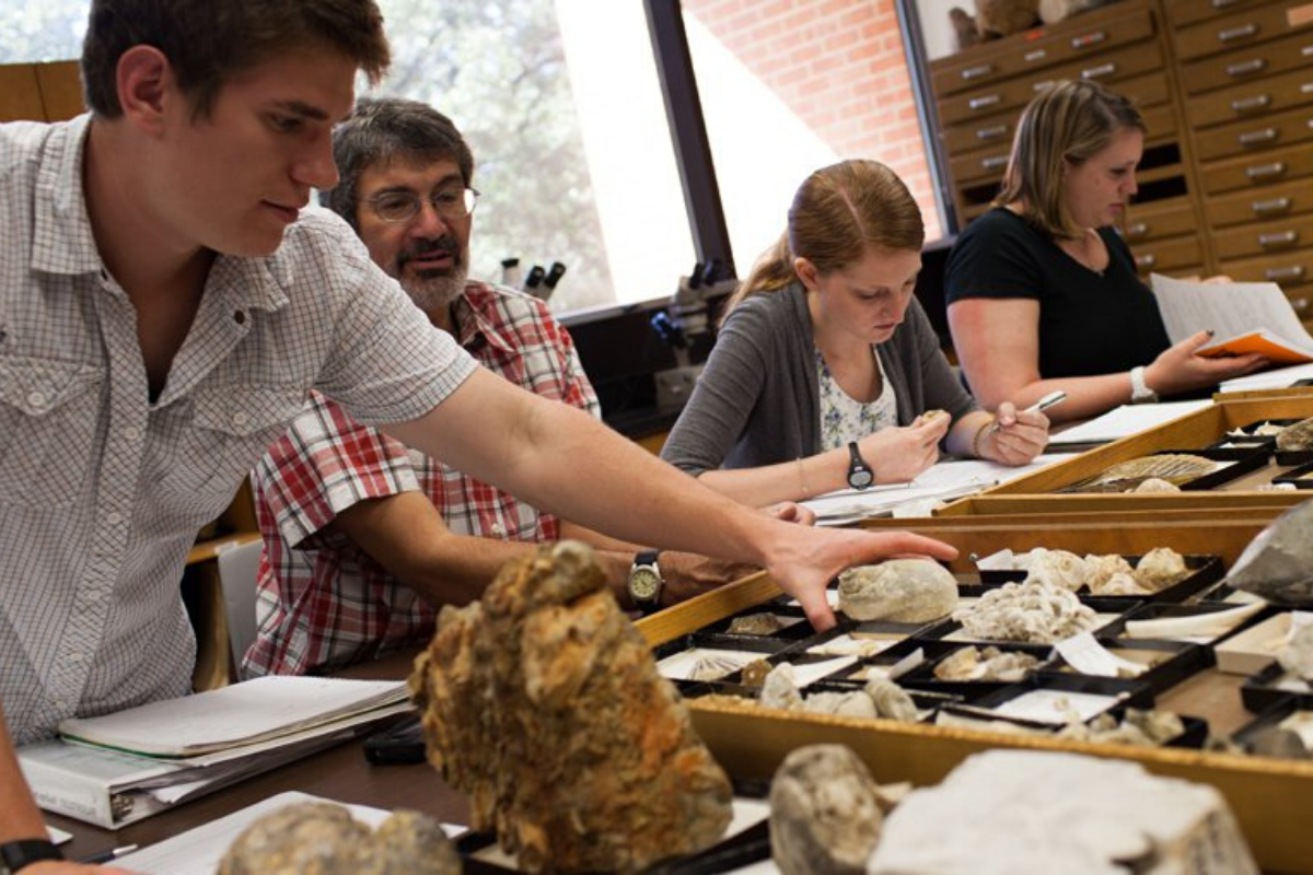 教授 and Students studying rocks