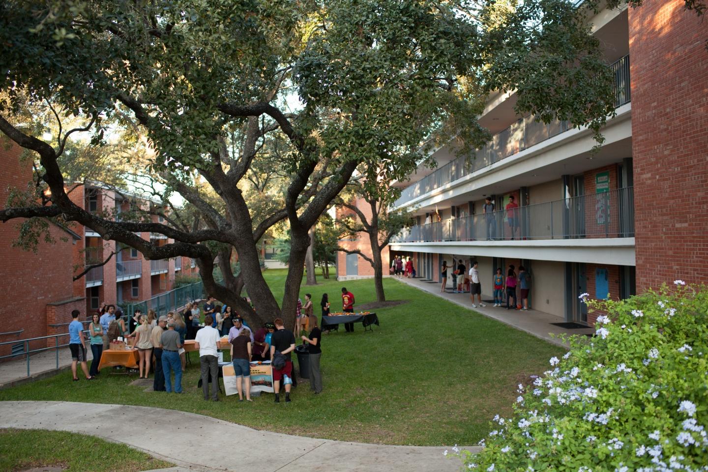 Students gathered around the picnic table outside of 米勒大厅