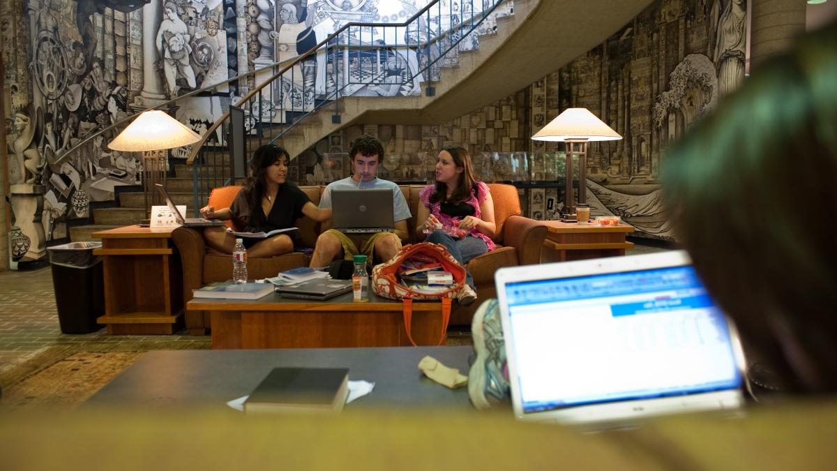 Students study together on a couch in 科茨库